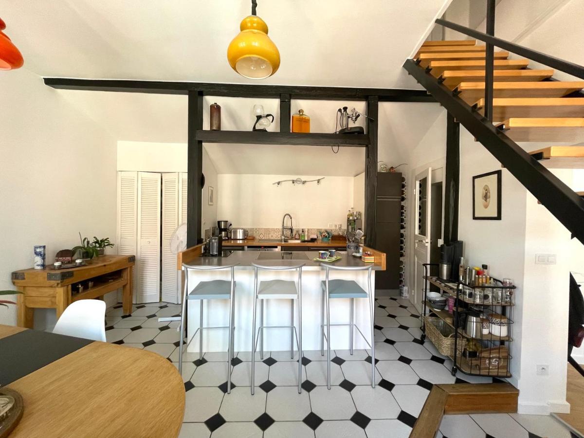 Standing Hypercentre Apartment
